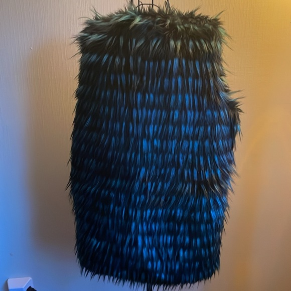 $🔽Beautiful Christmas 🎄 Closet Addition! Teal Green and Black Winter Tunic Vest. - Picture 3 of 8